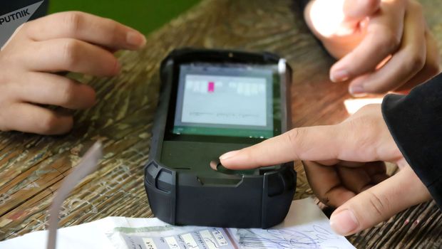 mobile-biometric-device-620.jpg