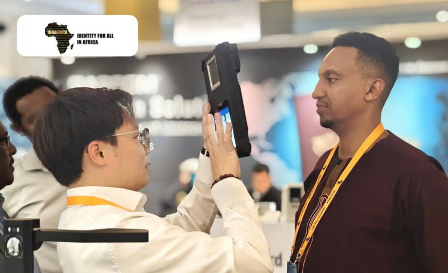 The-Telpo-team-demonstrates-the-capabilities-of-the-S8-biometric-tablet